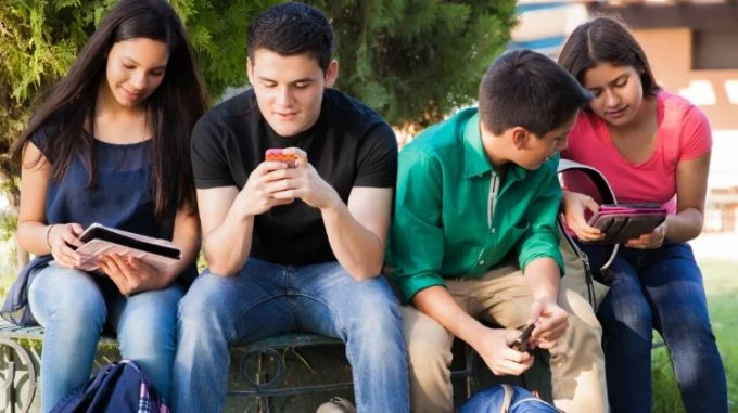 La Influencia de las redes sociales en los adolescentes 1 La Influencia de las redes sociales en los adolescentes