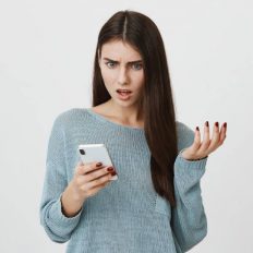persona muestra frustración por fotos de perfil de Whatsapp que desaparecen
