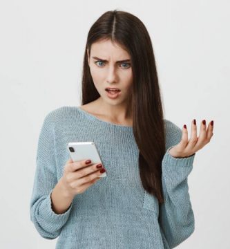 persona muestra frustración por fotos de perfil de Whatsapp que desaparecen