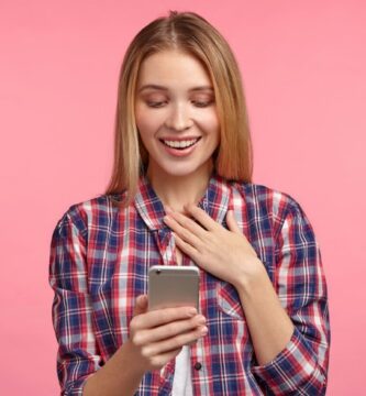 Cómo escribir frases para enamorar a una chica con ChatGPT 59 chica enamorada mirando el teléfono