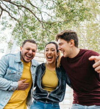 100 Apodos Divertidos para tus Mejores Amigos: La Lista Definitiva para Hombres y Mujeres 72 riendo con tus Mejores Amigos